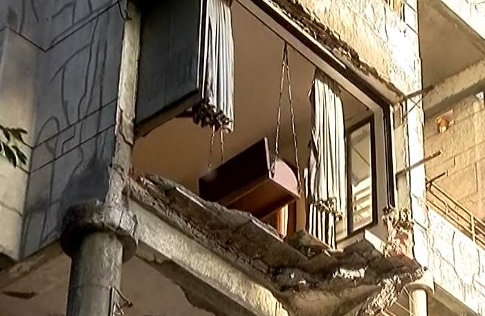 Surat: સુરતમાં એપાર્ટમેન્ટના ત્રીજા માળનો ફ્લોરિંગનો ભાગ અચાનક ધડાકાભેર તૂટી પડ્યો A part of the flooring of the third floor of an apartment suddenly collapsed in Surat Surat: સુરતમાં એપાર્ટમેન્ટના ત્રીજા માળનો ફ્લોરિંગનો ભાગ અચાનક ધડાકાભેર તૂટી પડ્યો