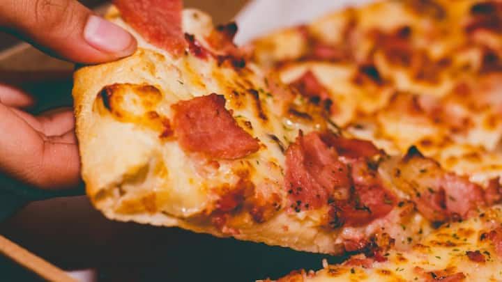 Pizza Disadvantages :पिझ्झा हा आवडता पदार्थ आहे, जो लहानांपासून मोठ्यांपर्यंत सर्वांनाच खायला आवडतो. त्याचेही अनेक तोटे आहेत.