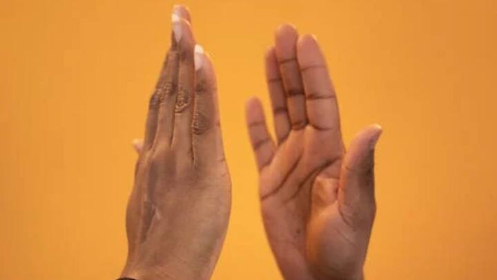 কোনও বিষয় নিয়ে সমস্যা হলে, পরিকল্পনা করে কথা বলা শুরু করুন। যদি এমনও হয় অপরজন কথার পরিপ্রেক্ষিতে অন্য বিষয় আলোচনা করছেন, তাহলেও সমস্যা না মেটানো পর্যন্ত আলোচনা বন্ধ করবেন না। এতে পরিস্থিতি যতই কঠিন হোক ধৈর্য্য ধরে কথা বলতে হবে।