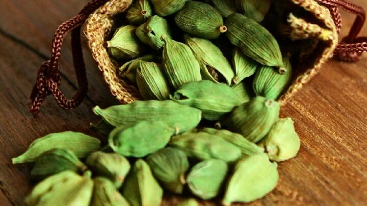 Cardamom Benefits :  वेलची ही एक छोटी गोष्ट आहे, जी भारतीय स्वयंपाकघरात सहज मिळते. पण याच्या सेवनाने अनेक फायदे होतात हे फार कमी लोकांना माहिती आहे.