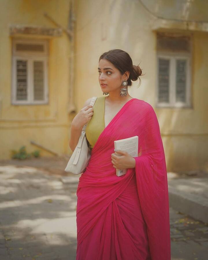સલમાન ખાનના શો બિગ બોસ 17માં ધૂમ મચાવનારી આયશા ખાન આ દિવસોમાં સોશિયલ મીડિયા પર પોતાના લુક્સના કારણે લોકપ્રિય છે. આયશા ખાન તેના ફેન્સની અદભૂત તસવીરો શેર કરતી રહે છે.