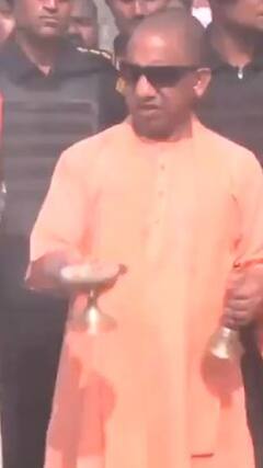 सीएम योगी गोरखनाथ मंदिर में 'फूलों की होली' में शामिल हुए | abp shorts