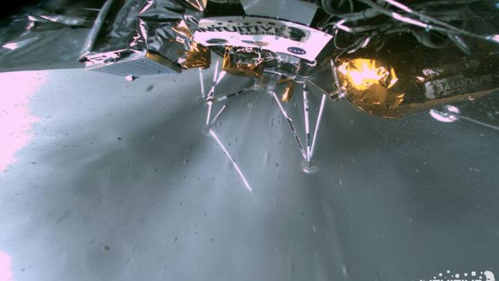 আমেরিকার বেসরকারি সংস্থা Intuitive Machines চাঁদে Nova-C মহাকাশযানটিকে পাঠিয়েছিল, যার ডাকনাম Odysseus বা Odie রাখা হয়। গত ২২ ফেব্রুয়ারি চাঁদের দক্ষিণ মেরুর কাছে অবতরণ করে সেটি। চাঁদের মাটিতে Odysseus দেহ রেখেছে বলে এবার জানাল Intuitive Machines. -ফাইল চিত্র।