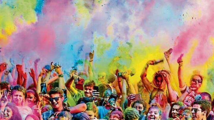 होली के दिन सभी लोग रंगो में रंगे हुए नज़र आए. लोगों ने इस दौरान गुलाल सहित खूब पक्के रंगो से भी होली खेली.