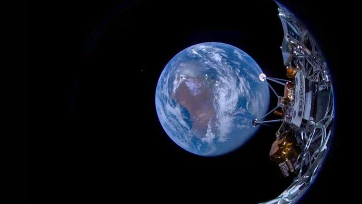 এর আগে, Apollo অভিযানে প্রথম চাঁদে মানুষ পাঠায় NASA. Artemis অভিযানের আওতায় আবারও চাঁদে মানুষ পাঠানোর প্রস্তুতি নিচ্ছে তারা। তবে এবার আর কিছু মুহূর্তের জন্য নয়, চাঁদের বুকে নিজেদের উপস্থিতি পাকা করতে চায় NASA. সেই কাজেরই প্রস্তুতি হিসেবে Odysseus-এর বেশ কিছু সরঞ্জাম পাঠিয়েছিল NASA. -ফাইল চিত্র।