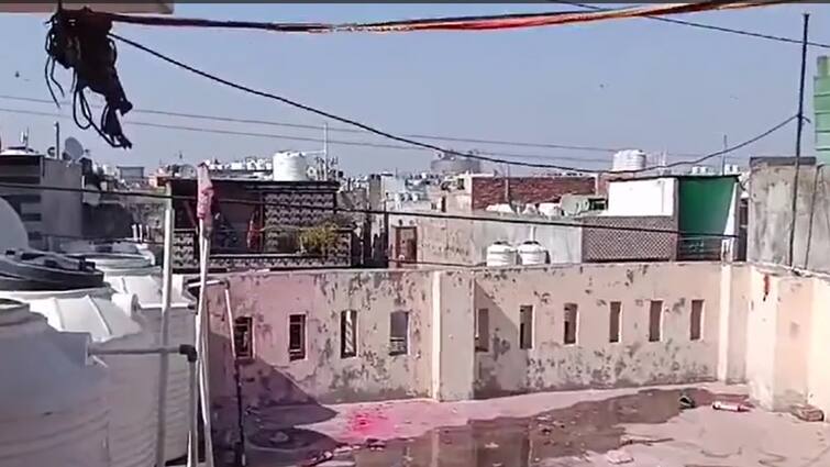 7 People Electrocuted while Celebrating Holi in Delhi Pandav Nagar Severely Injured ANN छत पर पानी से होली खेल रहा था परिवार, हाईटेंशन तार की चपेट में आए 7 लोग, गंभीर रूप से झुलसे