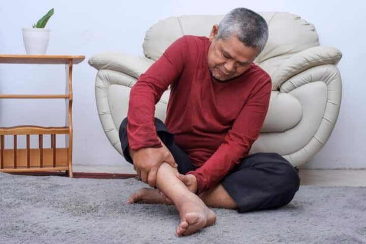 कोलेस्ट्रॉल बढ़ाना और इससे हार्ट अटैक की समस्या होना आजकल सबसे आम समस्याओं में से एक है. लेकिन इससे पहले शरीर कुछ संकेत देता है, अगर हम उसे नजरअंदाज नहीं करें तो इसे समय रहते रोका जा सकता है. जिसमें से एक है पैरों का दर्द. जी हां, अगर आपको लंबे समय तक पैरों में दर्द बना रहता है, तो यह हार्ट अटैक या कोलेस्ट्रॉल बढ़ने का संकेत हो सकता है.