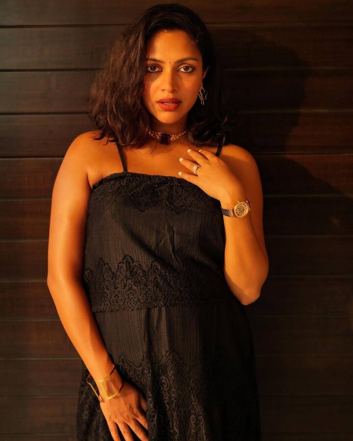 வீரசேகரன் படத்தின் மூலம் தமிழ் சினிமாவில் அறிமுகமாகி மைனா படத்தின் மூலம் பிரபலமானவர் அமலா பால்