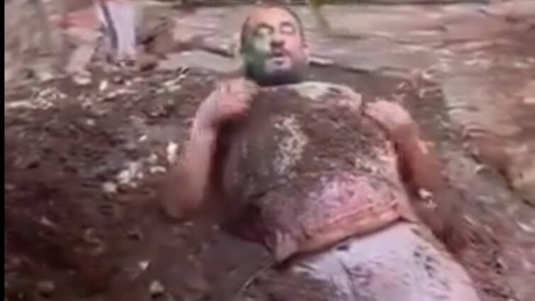 Viral Video BHU Professor Plays Holi Cow Dung Social Media Trending I Am Cleansed BHU Professor Plays Holi With Cow Dung In A Viral Video, Says ' I Am Cleansed'