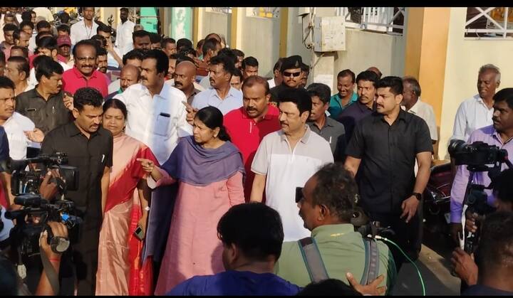 தூத்துக்குடி மக்கள் முதல்வர் ஸ்டாலினுடன் புகைப்படம், செல்ஃபி எடுத்துக்கொண்டனர்.