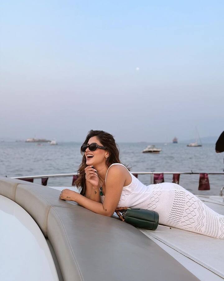 Karishma Sharma photo : એક્ટ્રેસ અને મોડલ કરિશ્મા શર્મા પોતાની બોલ્ડ સ્ટાઈલને કારણે ઈન્ટરનેટ પર અવારનવાર ચર્ચામાં રહે છે. કરિશ્મા શર્મા તેના સોશિયલ મીડિયા એકાઉન્ટ પર બોલ્ડ અંદાજ શેર કરીને ચાહકોમાં અવારનવાર ચર્ચામાં રહે છે.