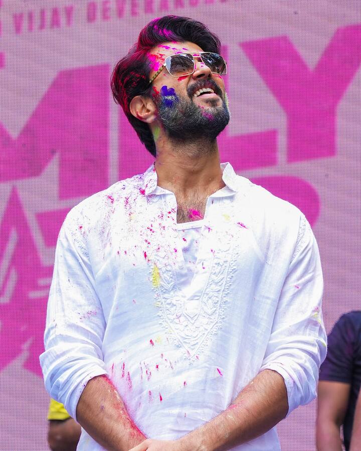 இந்நிலையில், பல பெண் ரசிகர்களை கொண்ட அர்ஜூன் ரெட்டி புகழ் விஜய் தேவரகொண்டாவுடன் ஃபேமிலி ஸ்டார் எனும் படத்தில் நடித்துள்ளார்