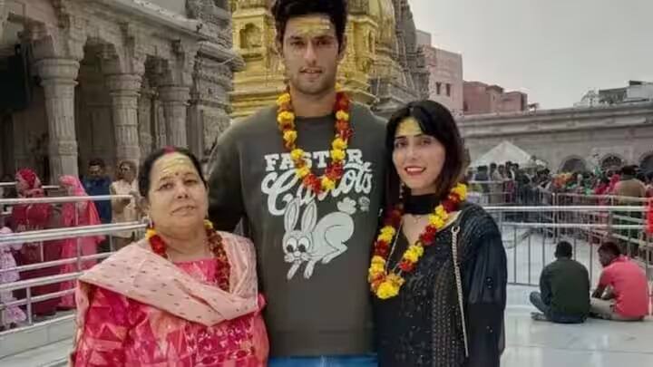 શિવમ દુબેએ તેની મુસ્લિમ ગર્લફ્રેન્ડ અંજૂમ ખાનને લાંબા સમય સુધી ડેટ કરી હતી. આ પછી બંને કપલે સાત ફેરા લીધા. શિવમ દુબે અને અંજૂમ ખાનના લગ્ન લગભગ 3 વર્ષ પહેલા થયા હતા. (ફોટો ક્રેડિટ- સોશિયલ મીડિયા)