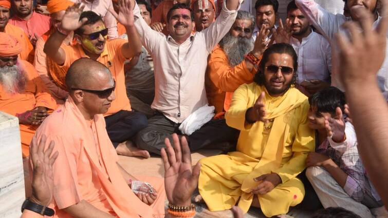 Gorakhpur Holika Bhasma worshiping CM Yogi celebrated Holi enjoyed Phag songs ann Holi 2024: होलिका भस्म की पूजा कर सीएम योगी ने मनाई होली, वहां रुककर फाग का आनंद भी उठाया