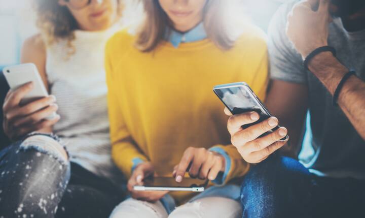 आपके पास तीसरा ऑप्शन 2 हजार 999 रुपये वाला रिचार्ज प्लान है. जिसमें आपको 365 दिन के लिए रोजाना 2जीबी डाटा मिलेगा. इसके साथ ही रोज 100एसएमएम और अनलिमिटेड कॉलिंग का फायदा साल भर मिलता है.