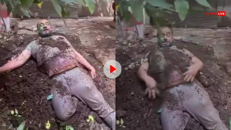 former BHU professor Koushal Kishor Mishr playing Holi by lying in cow dung video goes viral Watch: 'शरीर शुद्ध हो गया...', BHU के पूर्व प्रोफेसर ने खेली गोबर की होली, वीडियो वायरल