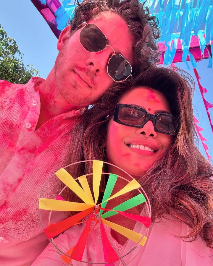 पहिल्या फोटोमध्ये अभिनेत्री मालती आणि निकसोबत पोज देताना दिसत आहे. (pc:priyankachopra/ig)