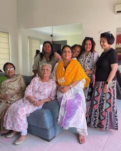 priyanka Chopra Holi: प्रियंका चोपड़ा ने इंडिया में फैमिली संग मनाई होली, निक के साथ खूब खेला रंग