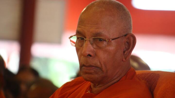 দীর্ঘদিন ধরে ভুগছিলেন বার্ধক্যজনিত সমস্যায়। রামকৃষ্ণ মঠ ও মিশনের ষোড়শ অধ্যক্ষ ছিলেন স্বামী স্মরণানন্দ।