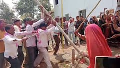 Lathmar Holi: मध्य प्रदेश के इस जिले में लठमार होली, पुरुषों पर बरसती हैं महिलाओं की लाठियां, देखिए तस्वीरें