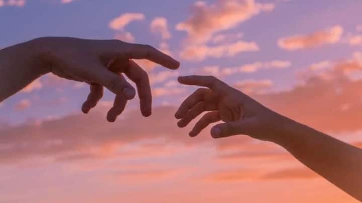 কোনও সমস্যা মেটানোর সময় কীভাবে কথা শুরু করছেন সেটা খুব গুরুত্বপূর্ণ। তার উপর নির্ভর করে সঙ্গী কীভাবে নিজের বিষয় কথা বলবেন। সমস্যা মিটবে এই মনোভাব নিয়ে কথা শুরু করা প্রয়োজন।