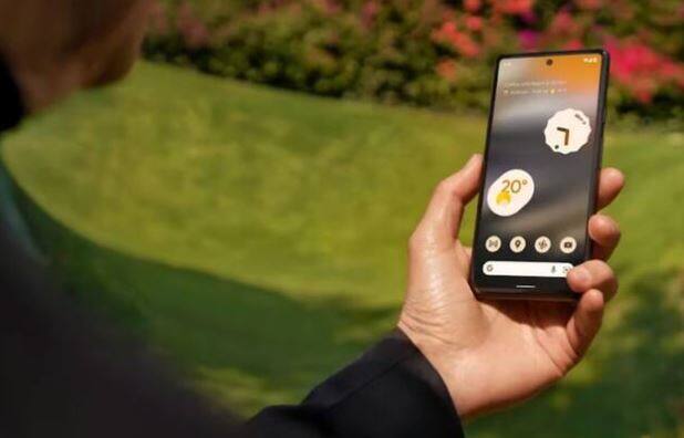 ਇਸ ਫੋਨ ਦੇ ਪਿਛਲੇ ਪਾਸੇ ਦੋ ਕੈਮਰੇ ਹਨ, ਜਿਸ ਦਾ ਮੁੱਖ ਸੈਂਸਰ 12.2MP ਅਤੇ ਦੂਜਾ ਸੈਂਸਰ 12MP ਅਲਟਰਾ-ਵਾਈਡ ਐਂਗਲ ਲੈਂਸ ਨਾਲ ਆਉਂਦਾ ਹੈ। ਇਸ ਫੋਨ 'ਚ OIS ਅਤੇ EIS ਫੀਚਰਸ ਦਿੱਤੇ ਗਏ ਹਨ। ਇਸ ਫੋਨ ਦੇ ਫਰੰਟ ਹਿੱਸੇ 'ਚ 8MP ਦਾ ਫਰੰਟ ਕੈਮਰਾ ਦਿੱਤਾ ਗਿਆ ਹੈ। ਇਸ ਤੋਂ ਇਲਾਵਾ ਕੁਨੈਕਟੀਵਿਟੀ ਲਈ 5G, USB Type-C 3.1 Gen 1, Wi-Fi 6, NFC, ਬਲੂਟੁੱਥ 5.2 ਅਤੇ ਗੂਗਲ ਕਾਸਟ ਵਰਗੇ ਕਈ ਖਾਸ ਫੀਚਰਸ ਦਿੱਤੇ ਗਏ ਹਨ।