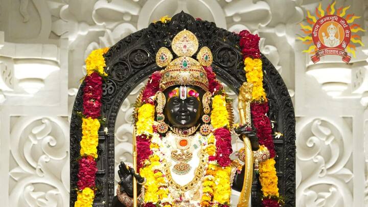 হোলির সকালে অযোধ্যার মন্দিরে রামলালার চরণে আবির ও গুলাল নিবেদন করে প্রথমে হোলি খেলার অনুমতি চাওয়া হয়। এরপরই রঙের উৎসবের আনন্দে মেতে ওঠে গোটা অযোধ্যা।