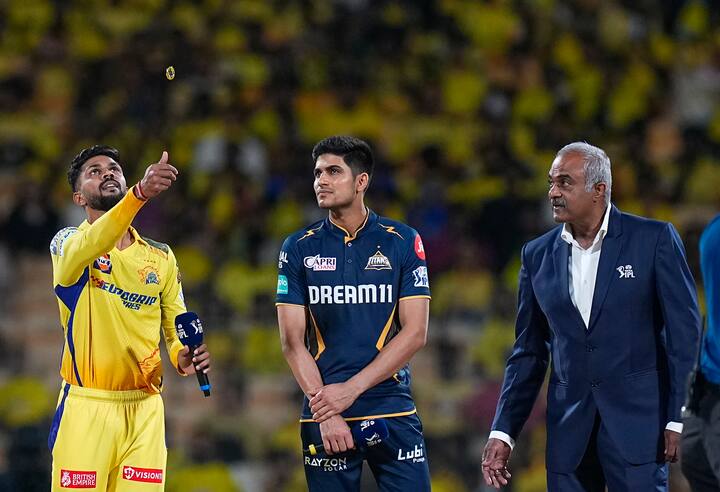 டாஸ் வென்ற குஜராத் அணியின் கேப்டன் சுப்மன் கில் பௌலிங்கை தேர்வு செய்தார்.