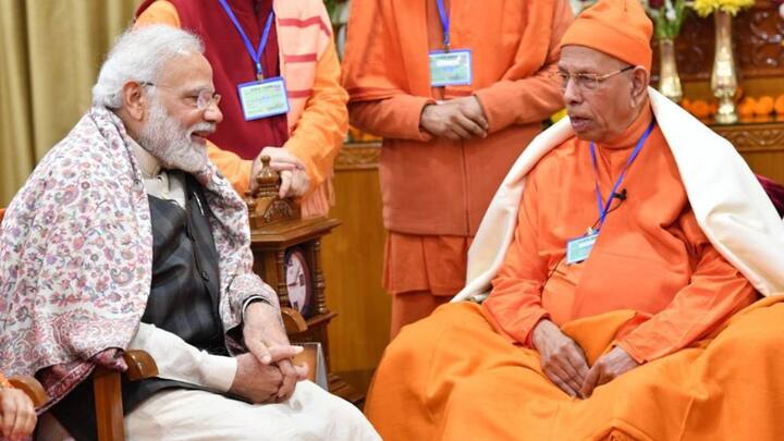 চলতি মাসেই স্বামী স্মরণানন্দকে দেখতে, রামকৃষ্ণ মিশন সেবা প্রতিষ্ঠানে গিয়েছিলেন প্রধানমন্ত্রী নরেন্দ্র মোদি।