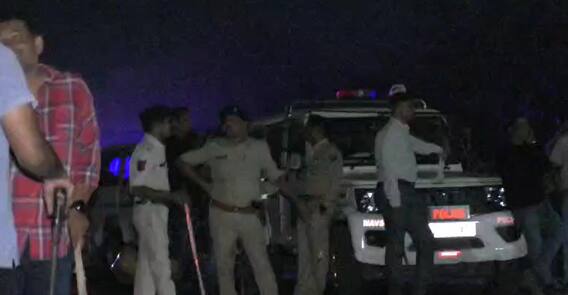 Navsari Crime: પ્રેમી પંખીડા લગ્ન બાદ પોલીસ સ્ટેશનમાં હાજર થતાં મારામારી, બન્ને પક્ષોના લોકોએ એકબીજા પર કર્યો પથ્થરમારો Navsari Crime: પ્રેમી પંખીડા લગ્ન બાદ પોલીસ સ્ટેશનમાં હાજર થતાં મારામારી, બન્ને પક્ષોના લોકોએ એકબીજા પર કર્યો પથ્થરમારો