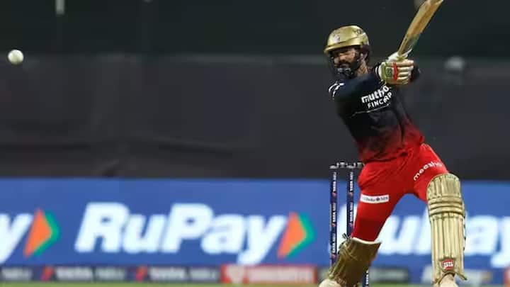 IPL 2024: રોયલ ચેલેન્જર્સ બેંગલુરુ પંજાબ કિંગ્સને 4 વિકેટે હરાવ્યું. રોયલ ચેલેન્જર્સ બેંગલુરુની જીતનો હીરો વિકેટકીપર બેટ્સમેન દિનેશ કાર્તિક રહ્યો હતો. આ બેટ્સમેને છેલ્લી ઓવરોમાં શાનદાર બેટિંગ કરી હતી. (ફોટો-સોશિયલ મીડિયા)