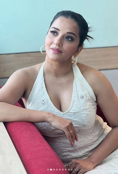 ਇਨ੍ਹਾਂ ਤਸਵੀਰਾਂ 'ਚ ਮੋਨਾਲੀਸਾ ਸਫੇਦ ਰੰਗ ਦੇ ਬਾਡੀਕੋਨ ਡੀਪ ਨੇਕ ਆਊਟਫਿਟ 'ਚ ਬੇਹੱਦ ਹੌਟ ਪੋਜ਼ ਦਿੰਦੀ ਨਜ਼ਰ ਆ ਰਹੀ ਹੈ, ਜਿਸ 'ਤੇ ਪ੍ਰਸ਼ੰਸਕਾਂ ਦਾ ਦਿਲ ਹਾਰ ਰਿਹਾ ਹੈ।