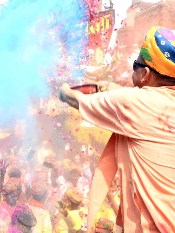 सीएम योगी ने खेली होली, देखें दिलचस्प तस्वीरें