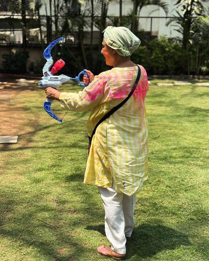 Jaya Bachchan is seen playing Holi with water gun. (Image: Instagram/@navyananda)