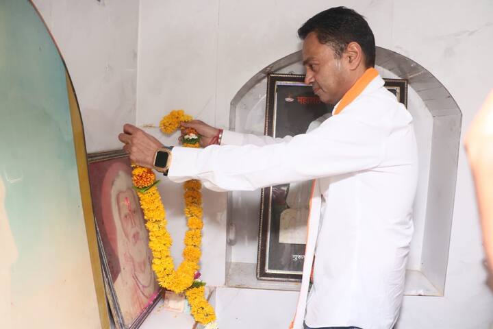 कांग्रेस के पूर्व अध्यक्ष कमलनाथ के पुत्र नकुलनाथ में आज मंगलवार (26 मार्च) को छिंदवाड़ा संसदीय सीट से अपना नामांकन पत्र दाखिल किया. इस दौरान उनके पिता कमलनाथ, मां अलका नाथ और पत्नी प्रिया नाथ के साथ कांग्रेस के तमाम बड़े नेता मौजूद थे.