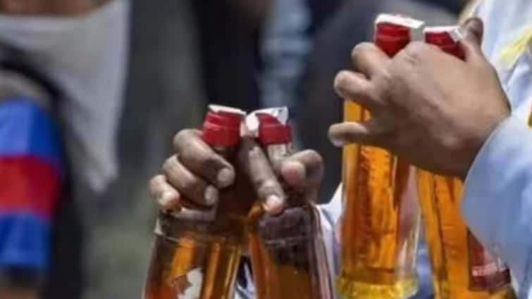 Varanasi news heavy liquor sales in Holi 75% more revenue since last time ann Holi 2024: होली के दिन हुई जमकर शराब की बिक्री, पिछली बार से 75% अधिक रेवेन्यू