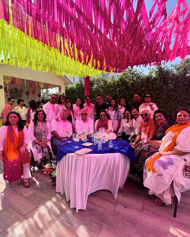 तिघांचा होळीचा लूक अप्रतिम दिसत आहे. छोटी मालतीही होळीसाठी खास पद्धतीने तयार केलेली दिसते.(pc:priyankachopra/ig)