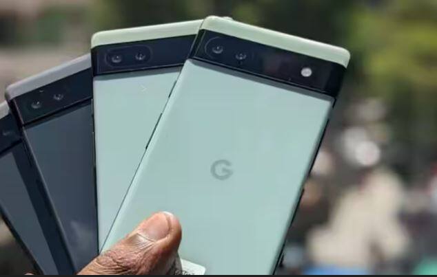 Google Pixel 6a ਮਈ 2022 ਵਿੱਚ ਲਾਂਚ ਕੀਤਾ ਗਿਆ ਸੀ। ਹੁਣ, ਲਗਭਗ ਦੋ ਸਾਲ ਬਾਅਦ, ਕੰਪਨੀ ਨੇ ਅਧਿਕਾਰਤ ਤੌਰ 'ਤੇ ਭਾਰਤ ਅਤੇ ਅਮਰੀਕਾ ਵਿੱਚ ਆਪਣੇ ਅਧਿਕਾਰਤ ਸਟੋਰਾਂ ਤੋਂ Google Pixel 6A ਨੂੰ ਹਟਾ ਦਿੱਤਾ ਹੈ। ਜੇਕਰ ਤੁਸੀਂ ਭਾਰਤ ਵਿੱਚ Google ਦੇ ਅਧਿਕਾਰਤ ਸਟੋਰ 'ਤੇ Google Pixel 6a ਸਰਚ ਕਰਦੇ ਹੋ, ਤਾਂ ਤੁਹਾਨੂੰ Google Pixel 7a ਜਾਂ ਹੋਰ Pixel ਡਿਵਾਈਸਾਂ ਦੇ ਵਿਕਲਪ ਦਿਖਾਈ ਦੇਣਗੇ।