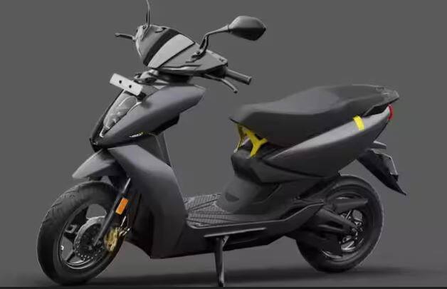 Ather 450X: Ather ਦਾ ਇਹ ਮਾਡਲ ਲੋਕਾਂ ਵਿੱਚ ਕਾਫੀ ਮਸ਼ਹੂਰ ਹੈ। ਇਹ ਇਲੈਕਟ੍ਰਿਕ ਸਕੂਟਰ 3.7 kWh ਦੀ ਬੈਟਰੀ ਤੋਂ ਲੈ ਕੇ 150 ਕਿਲੋਮੀਟਰ ਦੀ ਰੇਂਜ ਦਿੰਦਾ ਹੈ। ਇਹ ਸਕੂਟਰ 2.9 kWh ਦੀ ਬੈਟਰੀ 'ਚ 111 ਕਿਲੋਮੀਟਰ ਦੀ ਰੇਂਜ ਦਿੰਦਾ ਹੈ। ਇਸ ਸਕੂਟਰ ਦੀ ਐਕਸ-ਸ਼ੋਰੂਮ ਕੀਮਤ 1.09 ਲੱਖ ਰੁਪਏ ਤੋਂ ਸ਼ੁਰੂ ਹੁੰਦੀ ਹੈ ਅਤੇ 1.44 ਲੱਖ ਰੁਪਏ ਤੱਕ ਜਾਂਦੀ ਹੈ।