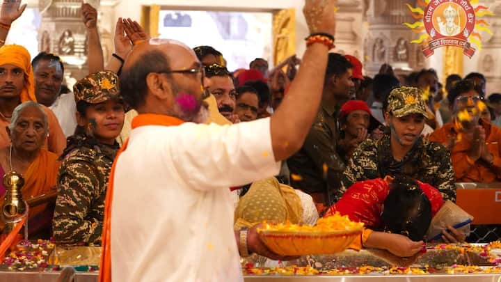রাম লালাকে সাজিয়ে দেওয়া হয় আবির গুলালে। এদিন তাঁকে ৫৬ ধরনের ভোগ নিবেদন করা হয়েছিল।