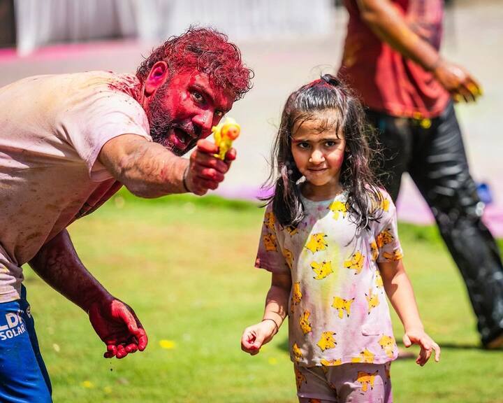 இந்நிலையில் வண்ணங்களின் பண்டிகையான ஹோலியை தன் குடும்பத்துடன் கொண்டாடியுள்ளார். தனது மகளுடன் குழந்தையாகவே மாறி விளையாடும் ரோஹித் ஷர்மாவின் இன்ஸ்டா பதிவு வைரலாகி வருகிறது