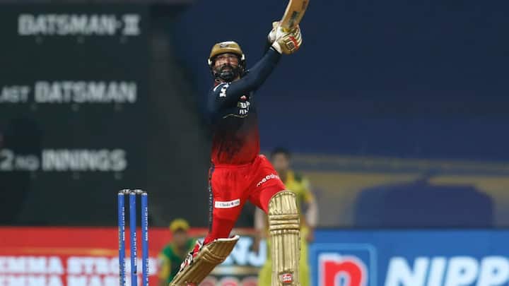 पंजाब किंग्स के खिलाफ दिनेश कार्तिक ने 10 गेंदों पर 28 रनों की नॉटआउट पारी खेलकर रॉयल चैलेंजर्स बैंगलोर को जीत दिला दी. इस विकेटकीपर बल्लेबाज ने अपनी पारी में 3 चौके और 2 छक्के जड़े. (फोटो क्रेडिट- सोशल मीडिया)