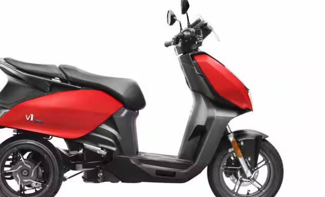 Vida V1 Pro: Vida V1 Pro ਵਿੱਚ 5 ਕਲਰ ਵੇਰੀਐਂਟ ਹਨ। ਇਸ ਇਲੈਕਟ੍ਰਿਕ ਸਕੂਟਰ ਦੀ ਟਾਪ ਸਪੀਡ 80 kmph ਹੈ। ਇਸ ਸਕੂਟਰ ਦੀ ਪ੍ਰਮਾਣਿਤ ਰੇਂਜ 143 ਕਿਲੋਮੀਟਰ ਹੈ। Vida ਦੇ ਇਸ ਇਲੈਕਟ੍ਰਿਕ ਸਕੂਟਰ ਦੀ ਐਕਸ-ਸ਼ੋਰੂਮ ਕੀਮਤ 1.26 ਲੱਖ ਰੁਪਏ ਹੈ।