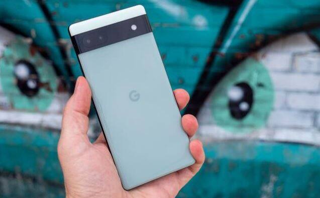 Flipkart 'ਤੇ Google Pixel 6A ਦੀ ਕੀਮਤ 43,999 ਰੁਪਏ ਹੈ। ਇਸ ਤੋਂ ਇਲਾਵਾ ਇਸ ਫੋਨ 'ਤੇ ਕਈ ਖਾਸ ਆਫਰ ਵੀ ਦਿੱਤੇ ਜਾ ਰਹੇ ਹਨ। ਯੂਜ਼ਰਸ ਨੂੰ ਫਲਿੱਪਕਾਰਟ ਐਕਸਿਸ ਬੈਂਕ ਕਾਰਡ ਰਾਹੀਂ ਭੁਗਤਾਨ ਕਰਨ 'ਤੇ ਇਸ ਫੋਨ ਨੂੰ ਖਰੀਦਣ 'ਤੇ 5% ਦੀ ਛੋਟ ਮਿਲੇਗੀ। ਇਸ ਤੋਂ ਇਲਾਵਾ ਕੰਪਨੀ ਗੂਗਲ ਚਾਰਜਰਸ 'ਤੇ 5% ਦੀ ਵਾਧੂ ਛੋਟ ਵੀ ਦੇ ਰਹੀ ਹੈ। ਇਸ ਤੋਂ ਇਲਾਵਾ, ਫਲਿੱਪਕਾਰਟ ਗੂਗਲ ਪਿਕਸਲ 6ਏ ਖਰੀਦਣ ਵਾਲੇ ਉਪਭੋਗਤਾਵਾਂ ਨੂੰ ਸਪੋਟੀਫਾਈ ਦੀ ਇਕ ਸਾਲ ਦੀ ਮੁਫਤ ਸਬਸਕ੍ਰਿਪਸ਼ਨ ਵੀ ਦੇ ਰਿਹਾ ਹੈ, ਜਿਸ ਦੀ ਕੀਮਤ 699 ਰੁਪਏ ਹੈ।