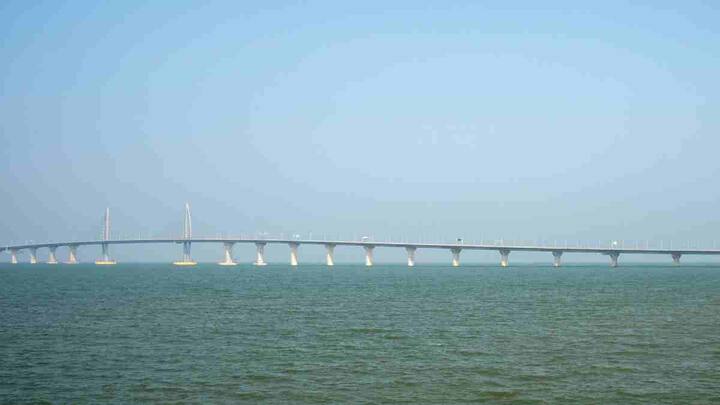 दुनिया का हर देश अपना इंफ्रास्ट्रक्चर सुधारना चाहता है. इसी कड़ी में खरबों रुपये खर्च कर एक ब्रिज बनाया गया है. ये ब्रिज आम ब्रिज जैसा बिलकुल नहीं है. अपने सांप जैसे आकार से ये लोगों के बीच चर्चा का विषय बना हुआ है. आईए जानते है कहां मौजूद है ये ब्रिज.