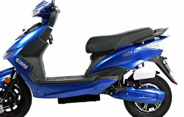 Okaya Faast-F4: Okaya ਦਾ ਇਹ ਮਾਡਲ 70 kmph ਦੀ ਟਾਪ ਸਪੀਡ ਦਿੰਦਾ ਹੈ। ਇਸ ਦੇ ਨਾਲ ਹੀ ਇਹ ਇਲੈਕਟ੍ਰਿਕ ਸਕੂਟਰ ਸਿੰਗਲ ਚਾਰਜਿੰਗ 'ਚ 140 ਤੋਂ 160 ਕਿਲੋਮੀਟਰ ਦੀ ਦੂਰੀ ਤੈਅ ਕਰ ਸਕਦਾ ਹੈ। ਇਸ ਸਕੂਟਰ ਦੀ ਐਕਸ-ਸ਼ੋਰੂਮ ਕੀਮਤ 1.19 ਲੱਖ ਰੁਪਏ ਹੈ।