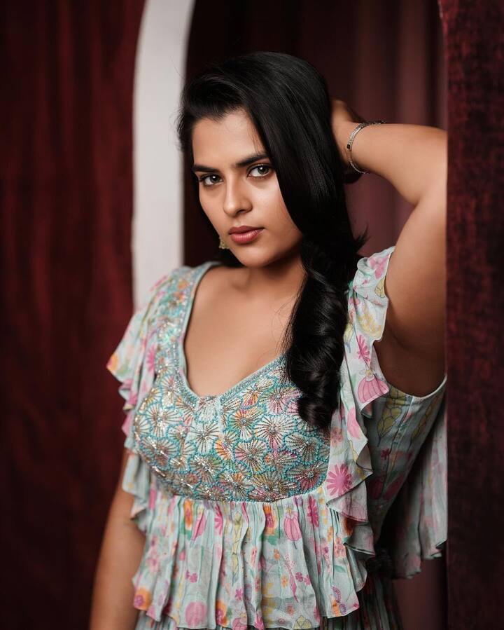 స్టార్టింగ్ లో బొద్దుగా ఉండే కావ్య..నాజూగ్గా మారి ఫ్యాన్స్ ని మురిపిస్తోంది