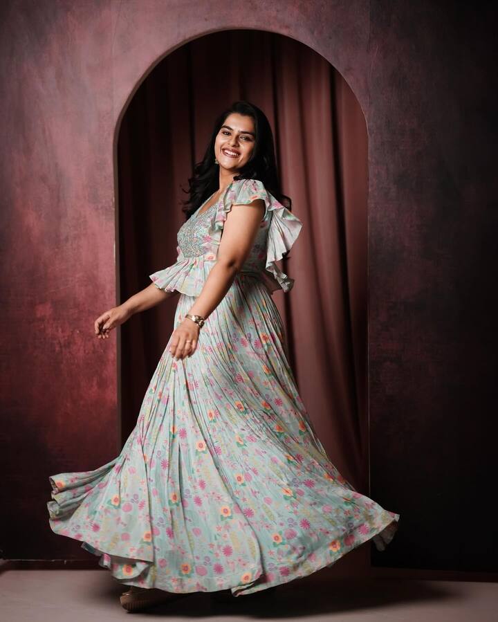 బలగం సినిమా కన్నా ముందు కావ్య మసూద లో నటించింది. అయితే హీరోయిన్ గా గుర్తింపు తెచ్చిపెట్టిన సినిమా మాత్రం బలగం అనే చెప్పాలి. ఈ సినిమా సక్సెస్ తర్వాత ఆమెకు మంచి ఆఫర్లు వస్తున్నాయి...