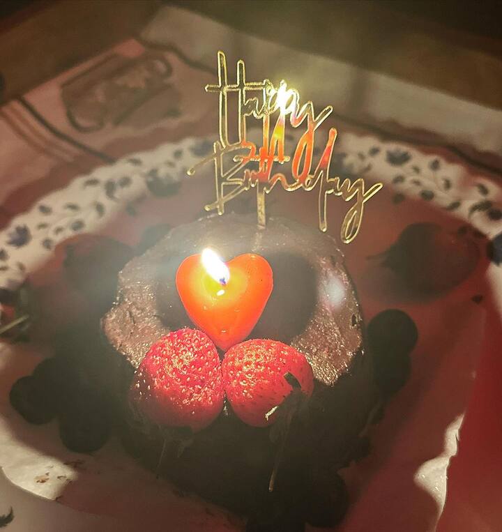 राहुल के बर्थडे का केक बहुत प्यारा सा था. उन्होंने चॉकलेट स्ट्रॉबेरी केक मंगाया था.