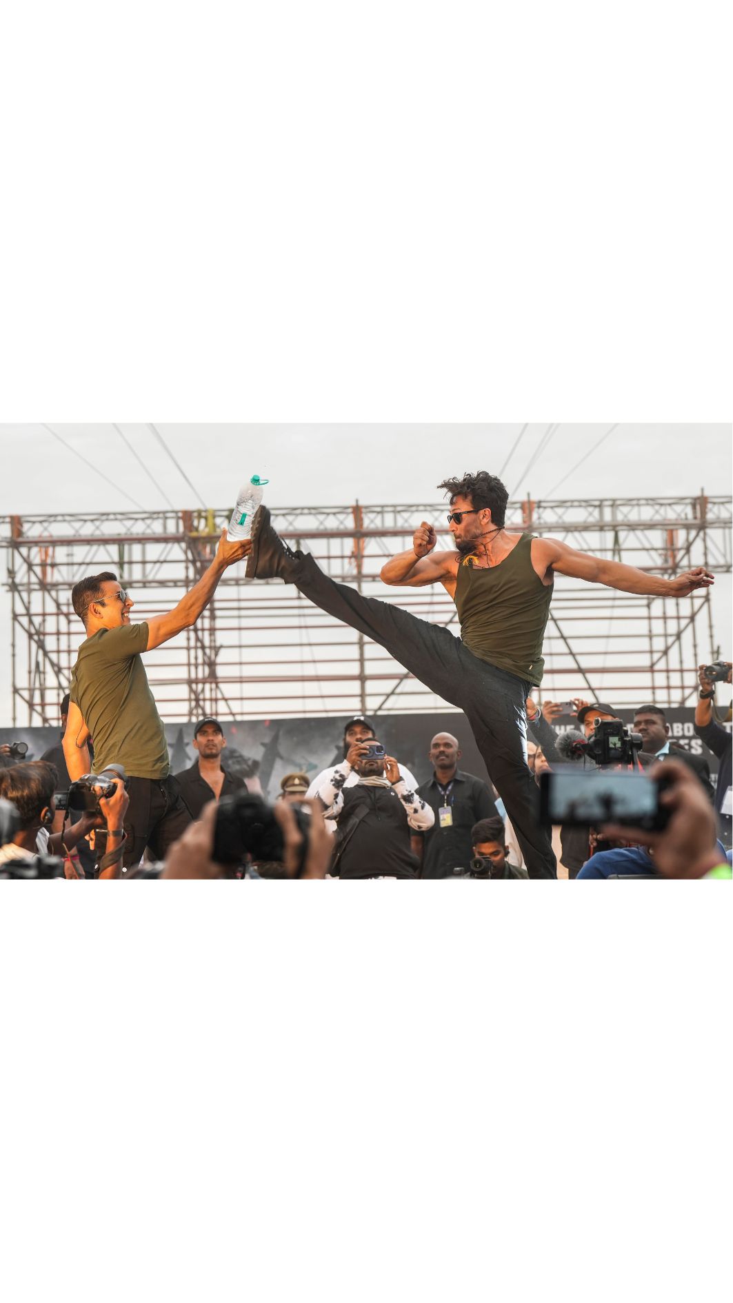 বহু প্রতীক্ষিত 'বড়ে মিঞাঁ ছোটে মিঞাঁ' ছবির ট্রেলার মুক্তি পেল আজ। ছবি ঘোষণার সময় থেকেই নজর কেড়েছিল দর্শকের।